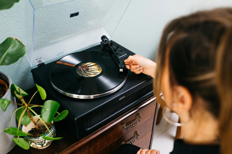 Lenco LS-430BK Turntable With Built-In Speakers Black